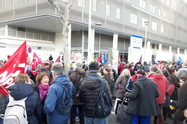 Manifestation devant le commissariat de Clermont-Ferrand : la circulation du tram et des bus perturbée
