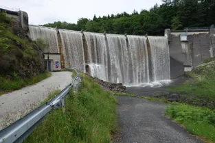 L’eau qui passe par-dessus le barrage : un spectacle rare à cette époque