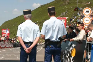 Plus de 200 gendarmes et 110 policiers mobilisés dans le Cantal pour le passage du Tour de France