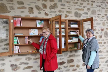 Les armoires à livres de la bibliothèque de Saint-Hilaire, membre du réseau d’Auzon Co