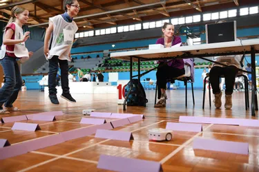 400 élèves moulinois programment des robots au Palais des Sports