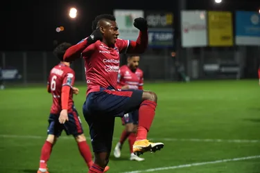 Le Clermont Foot cartonne Valenciennes (4-0) et reste deuxième de Ligue 2