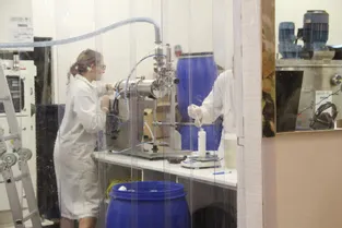 Coronavirus : du gel hydroalcoolique fabriqué au laboratoire Cosmétosource de Fontannes (Haute-Loire)