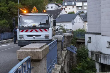 La circulation déviée à Tulle (Corrèze) en amont du pont Dunant après un accident de voiture