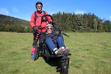 À 90 ans et en fauteuil roulant, elle décolle du puy de Dôme en parapente