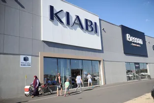Le rush pour l'ouverture de l'enseigne de prêt-à-porter Kiabi ce jeudi 20 août aux Portes de l'Allier à Avermes