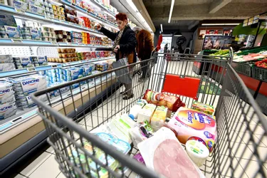"Elles ne doivent vendre que des produits de première nécessité !" : les commerçants du centre de Riom en colère contre les grandes surfaces