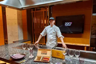 Un cuisinier né à Thiers retrouve des couteaux de son village 9.000 kilomètres plus loin, dans le restaurant de Tokyo où il travaille