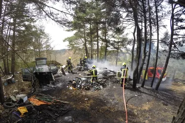 Un mobile home détruit par le feu à Saint-Georges (Cantal)