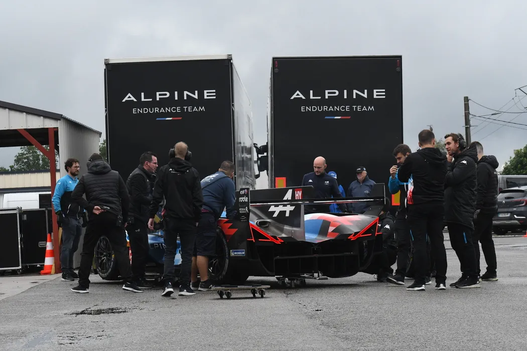 À deux semaines des 24 Heures du Mans, déverminage et pointe à 303 km/h ...