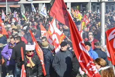Près de 1.100 personnes pour défendre le service public dans le Cantal