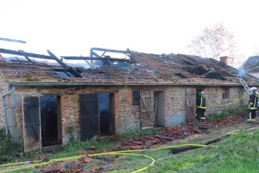 Une grange détruite par un incendie à Arronnes (Allier)