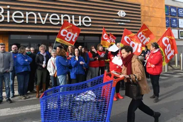 Des salariés du Carrefour de Moulins ont débrayé, hier