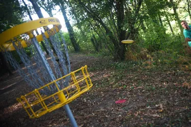 Un tournoi de disc golf a lieu au parc des Perrières, depuis hier