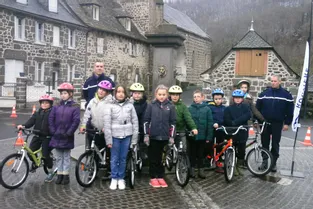 Les écoliers apprennent à circuler à vélo