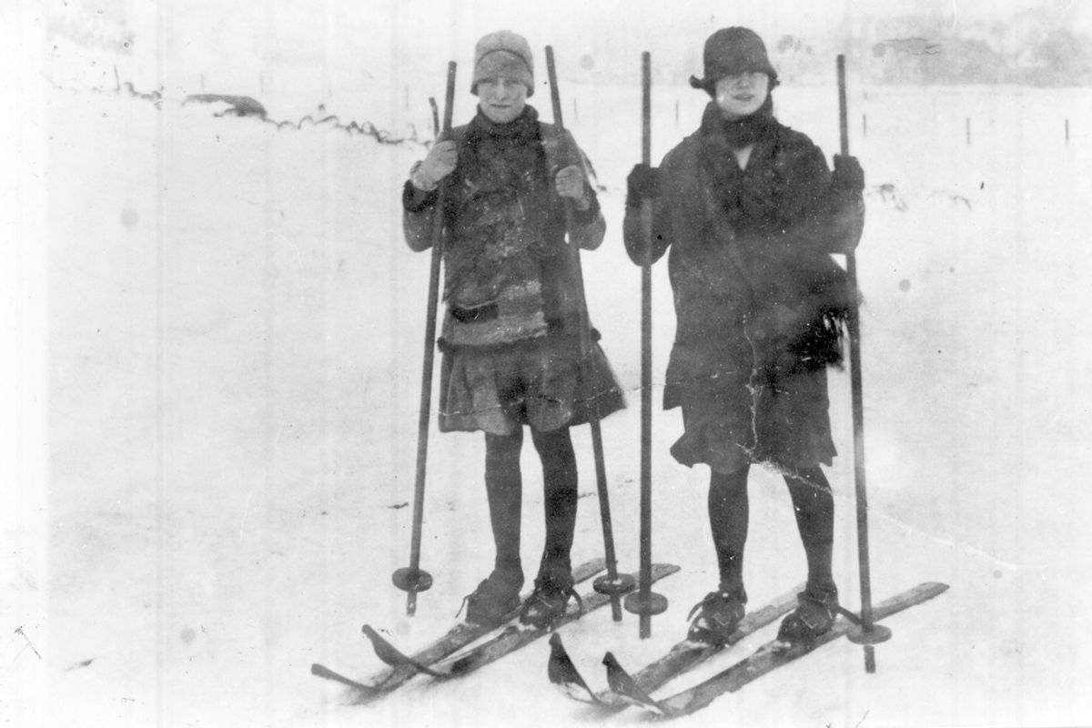Qui sont ces pionniers à avoir introduit les premiers skis dans le Sancy ?