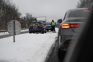 Une trentaine de camions en difficulté à cause de la neige dans le Cantal, circulation difficile sur la RN 122
