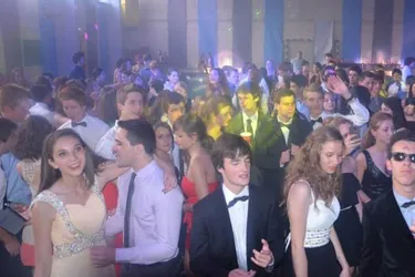 Les élèves ont organisée un bal de promo à l’Américaine