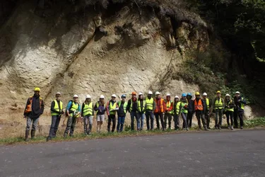 Les étudiants géologues scrutent la vallée