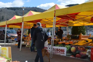 Thiers pourrait retrouver ses marchés hebdomadaires, place Chastel, comme d'autres communes du Puy-de-Dôme