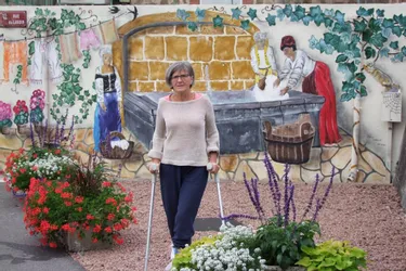L'ancien lavoir des Salles (Loire) reprend vie avec la fresque de Claire Farget