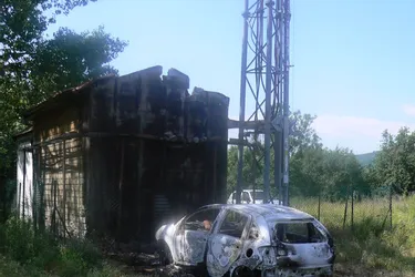 Une voiture volée incendiée au pied d'une antenne relais