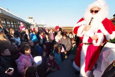 Le Père Noël est venu rendre visite aux enfants, à l’aérodrome
