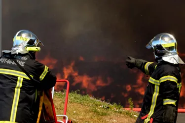 Un incendie détruit 180 tonnes de paille et deux engins agricoles