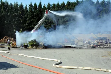 La scierie entièrement détruite par les flammes en Corrèze