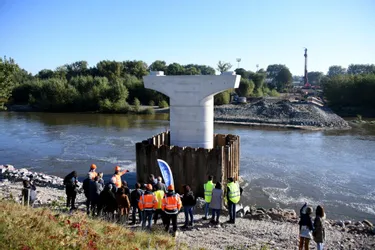 Avec la construction de sa première pile, le second pont de Moulins (Allier) commence à prendre forme