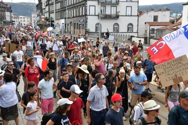 La mobilisation contre le pass sanitaire rassemble environ 3.000 manifestants à Clermont-Ferrand (Puy-de-Dôme)