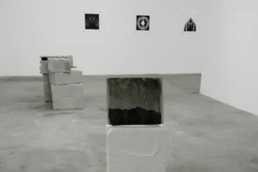 Rideau gris sur une exposition collective