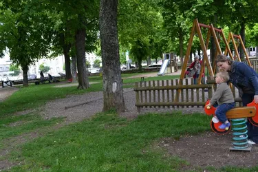 Au parc, les enfants jouent et les parents papotent