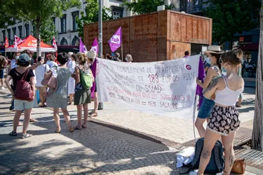 Une centaine de personnes rassemblées à Clermont-Ferrand en faveur des "exclus du Ségur"