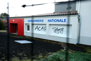 Gendarmerie et bâtiments publics tagués à Sauxillanges (Puy-de-Dôme)
