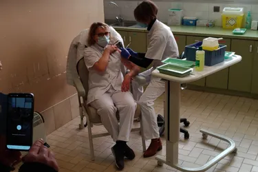 La vaccination a débuté ce lundi pour le personnel de l'hôpital public et de l'hôpital privé de Montluçon