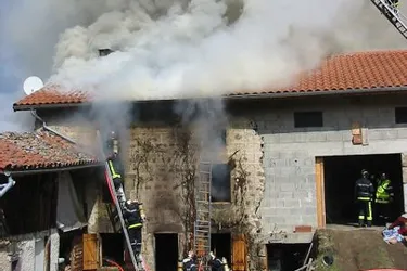 Le feu ravage entièrement la maison après une manipulation malencontreuse d'un combustible près du chauffage à bois