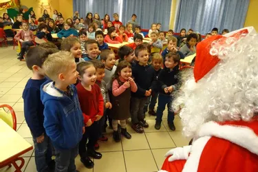 Le Père Noël accueilli en chansons à l’école