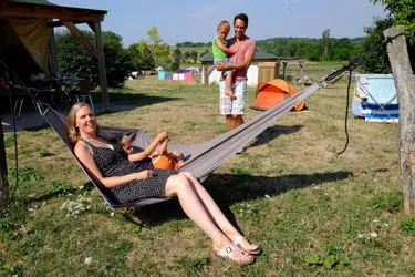 Le camping Les Voisins de Montaigu-le-Blin attire de nombreuses familles néerlandaises