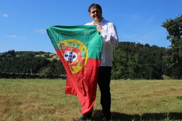 Deux maillots et un drapeau pour Serge Viera, le chef étoilé de Chaudes-Aigues