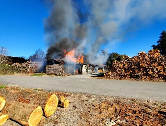 La scierie de Meuzac en feu