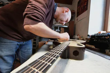 Un nouveau luthier, glaneur d'essences, fabrique des guitares sur-mesure à Jourgnac