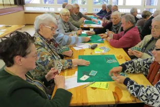 Les aînés s’affrontent cartes en mains
