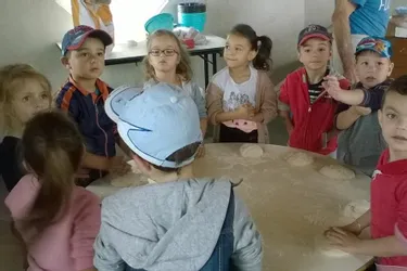Les élèves ont fabriqué leur pain