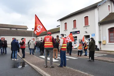 Plus de cinquante personnes rassemblées ce mardi 1er décembre devant la gare de Saint-Germain-des-Fossés (Allier)