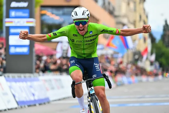 Mondiaux : Tadej Pogacar en maillot arc-en-ciel pour la première fois,  après un immense numéro (vidéo) - La Montagne