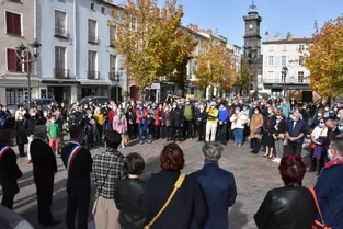 Plus de 200 personnes réunies ce mercredi à Issoire (Puy-de-Dôme) pour rendre hommage à Samuel Paty
