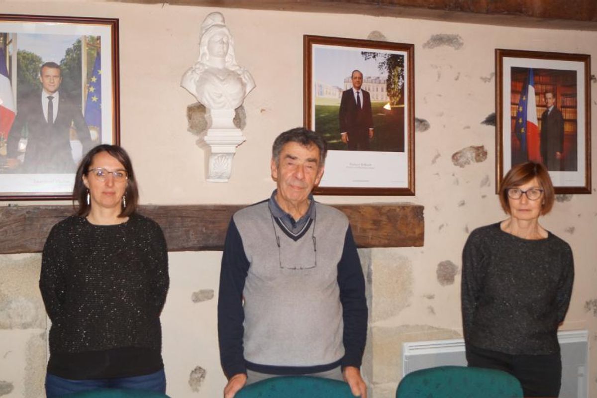 marie-paret-arrive-au-secr-tariat-de-mairie-la-montagne
