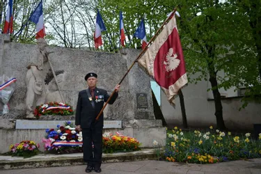 Henri Stépien est l’un des neuf porte-drapeaux de la commune