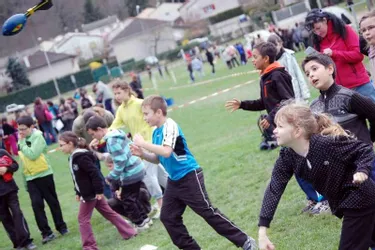 315 enfants de cycle 3 de six écoles de Thiers réunis, hier, pour leurs rencontres d’athlétisme